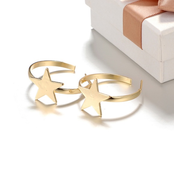 Unique Design//Cute Star Hoop Earrings Silver/Gold - Picture 5 of 6